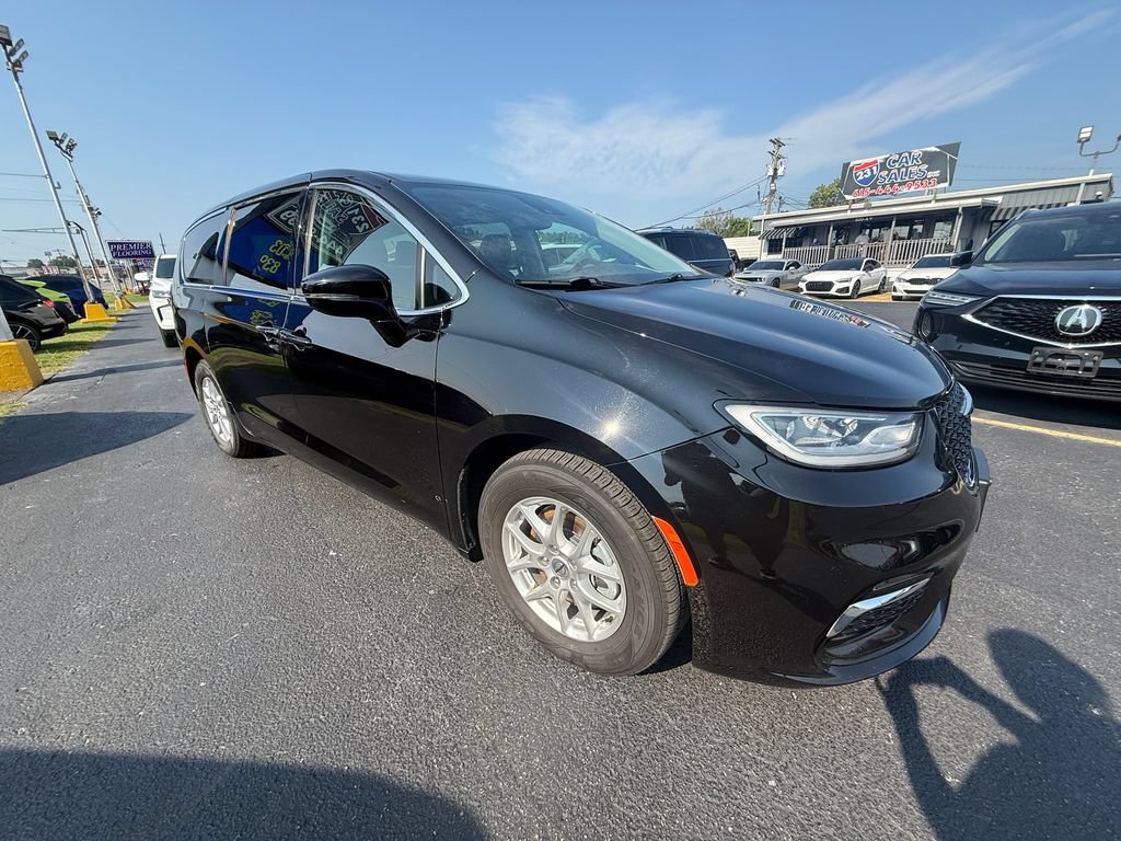 Used 2024 Chrysler Pacifica Touring-L FWD image 1