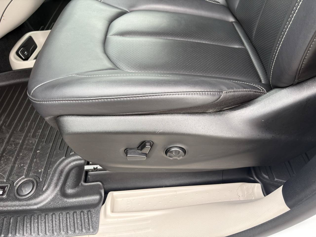 Used 2024 Chrysler Pacifica Limited FWD image 21