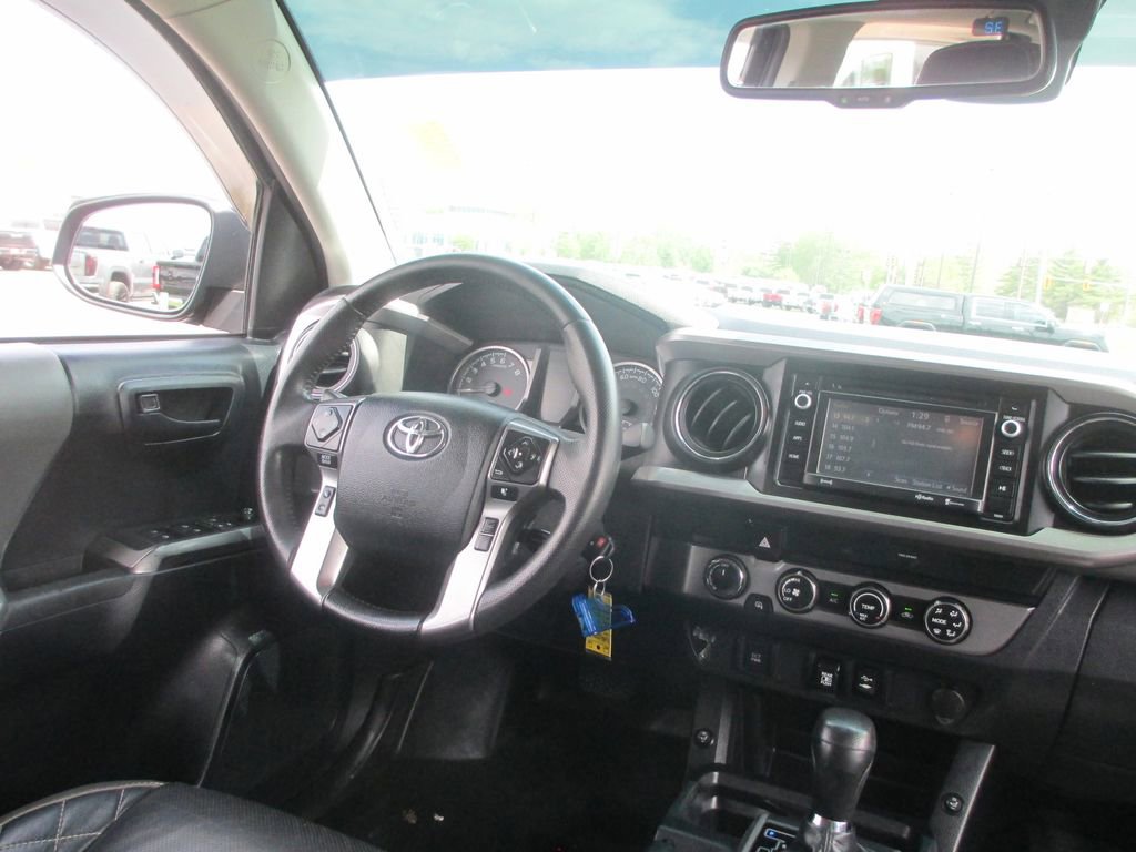 Used 2019 Toyota Tacoma SR5 AWD/4WD image 25