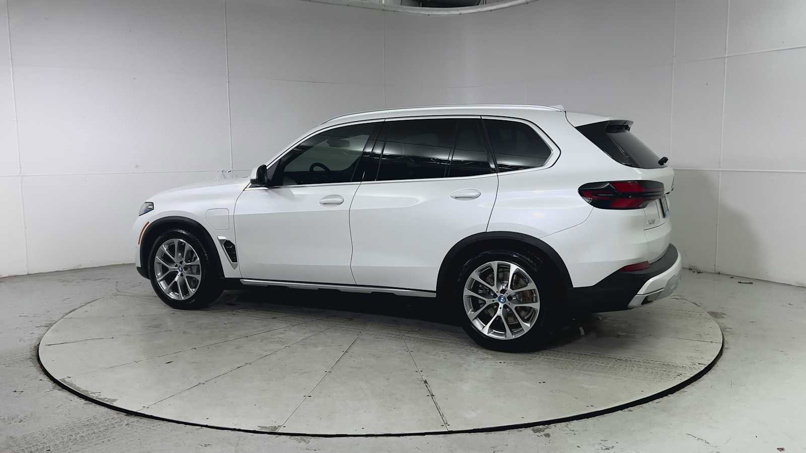 Used 2024 BMW X5 xDrive50e w/ Premium Package image 4