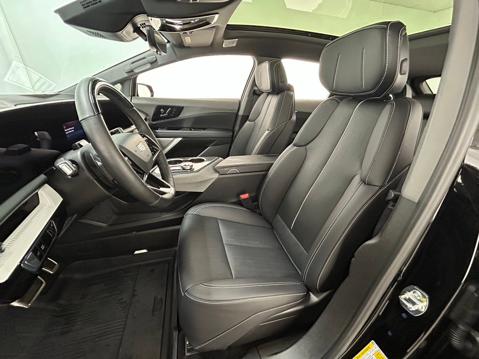 Used 2025 Cadillac Optiq Sport 2 w/ LPO, Floor Liner Package image 29