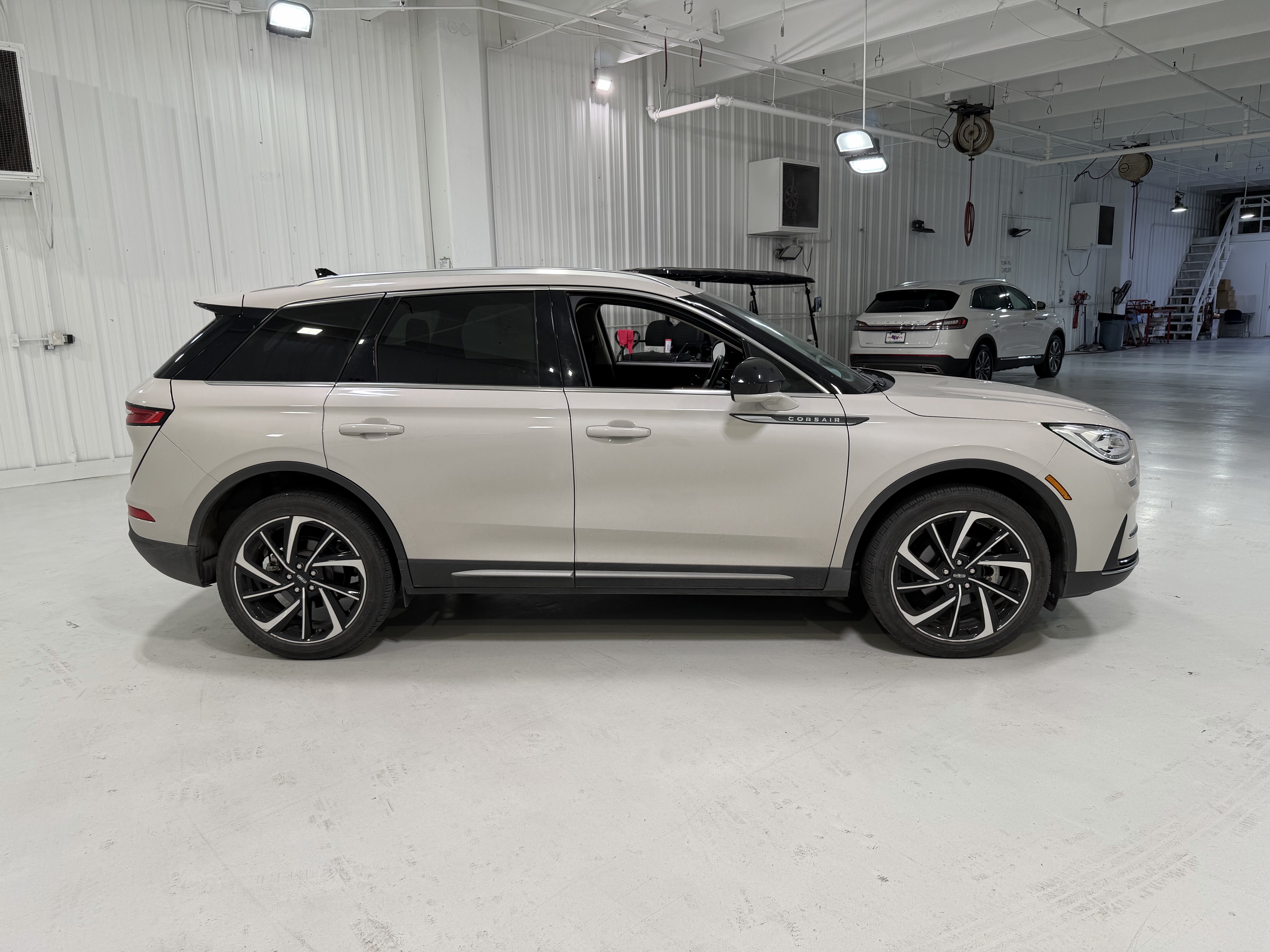 Used 2023 Lincoln Corsair Reserve FWD image 6