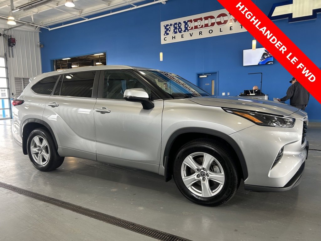 Used 2023 Toyota Highlander LE image 1