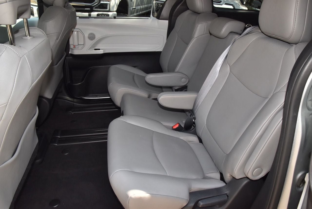 Used 2025 Toyota Sienna XLE FWD image 14