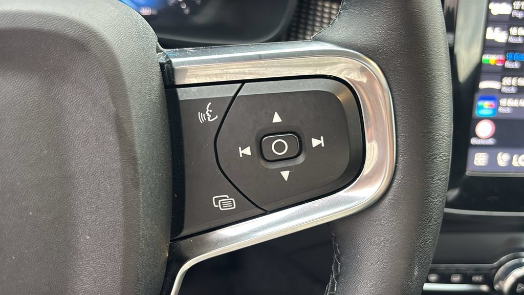 Certified 2025 Volvo XC40 B5 Plus AWD/4WD image 17