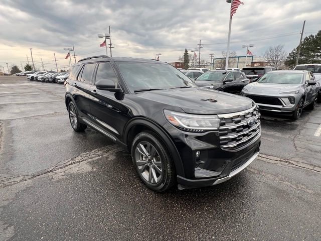 Used 2025 Ford Explorer Active w/ Active Comfort Package AWD/4WD image 3