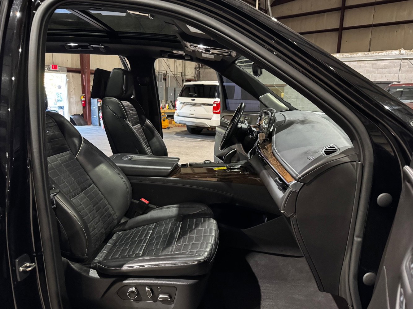 Used 2021 Cadillac Escalade ESV Sport Platinum w/ LPO, ONYX Package image 26