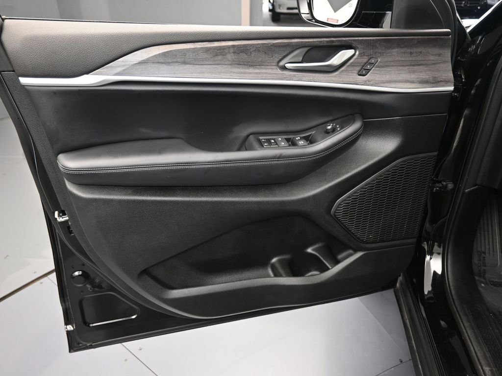 Used 2024 Jeep Grand Cherokee L Limited image 3