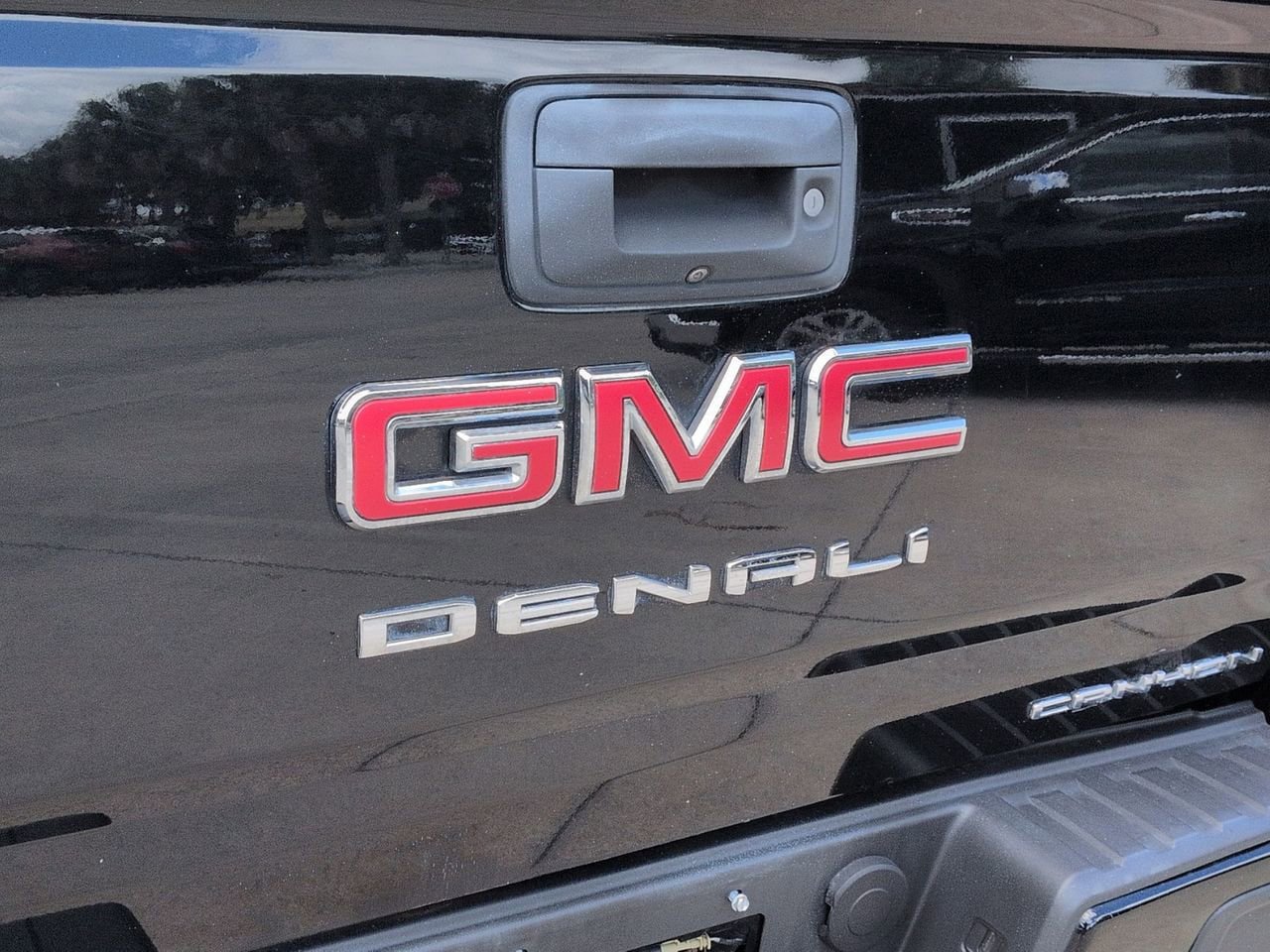 Used 2022 GMC Canyon Denali w/ Denali Black Edition Package AWD/4WD image 8