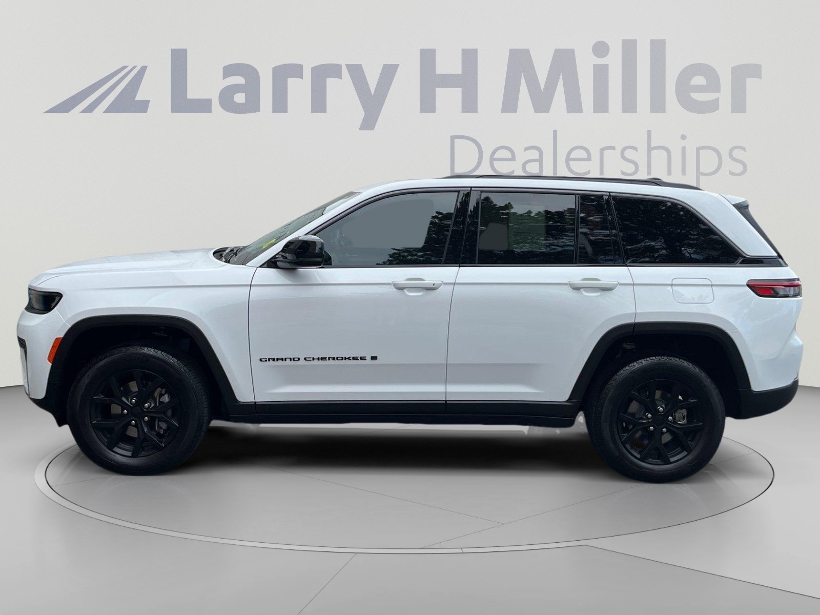 Used 2026 Jeep Grand Cherokee Altitude AWD/4WD image 2