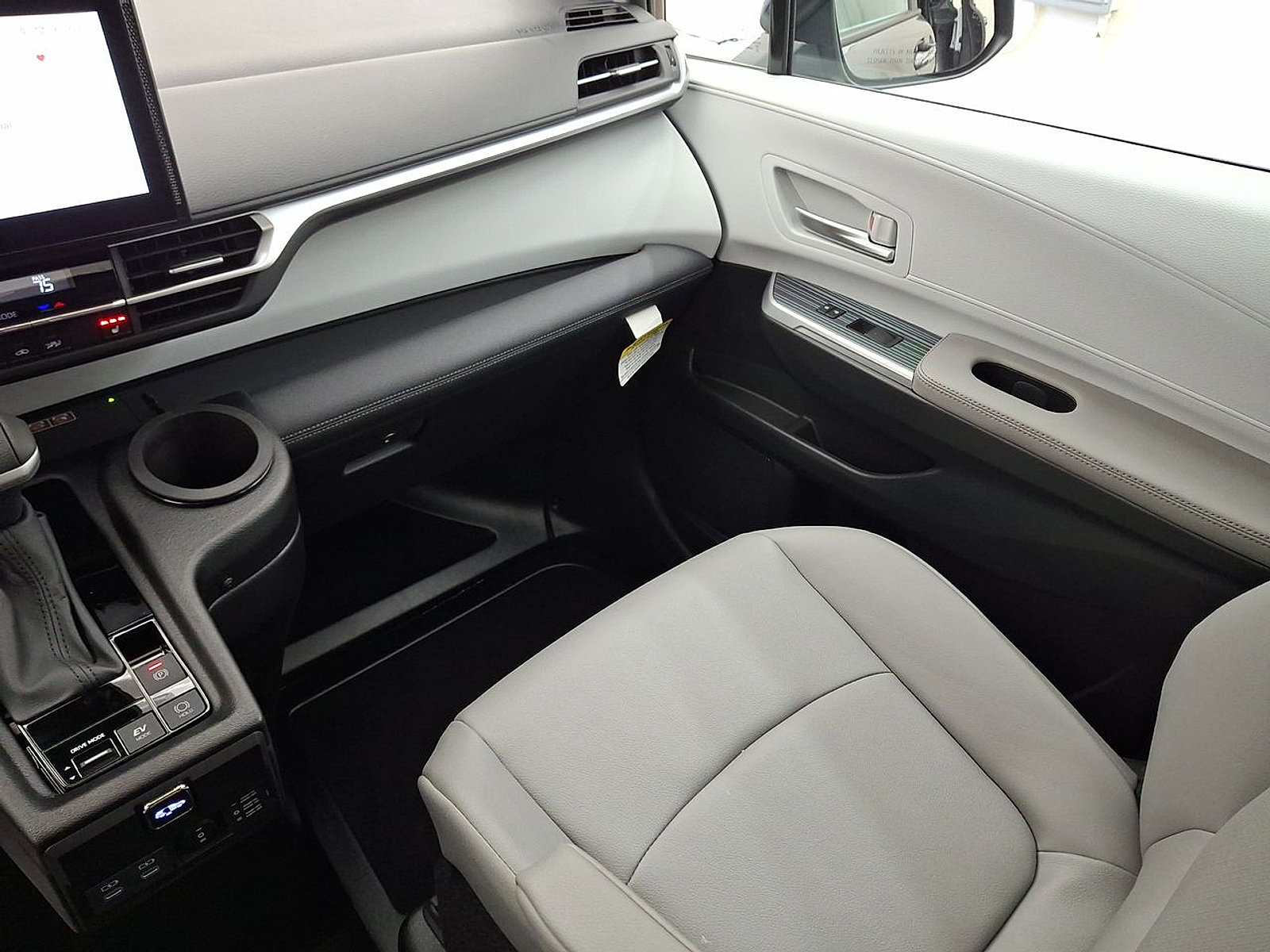 Used 2025 Toyota Sienna XLE w/ XLE Plus Package FWD image 14