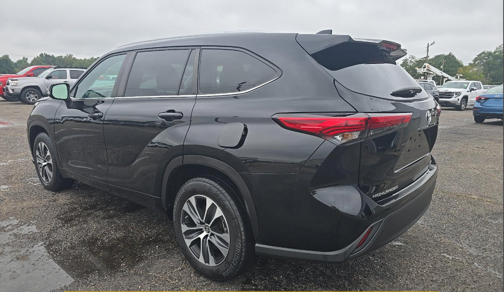 Used 2023 Toyota Highlander XLE FWD image 7