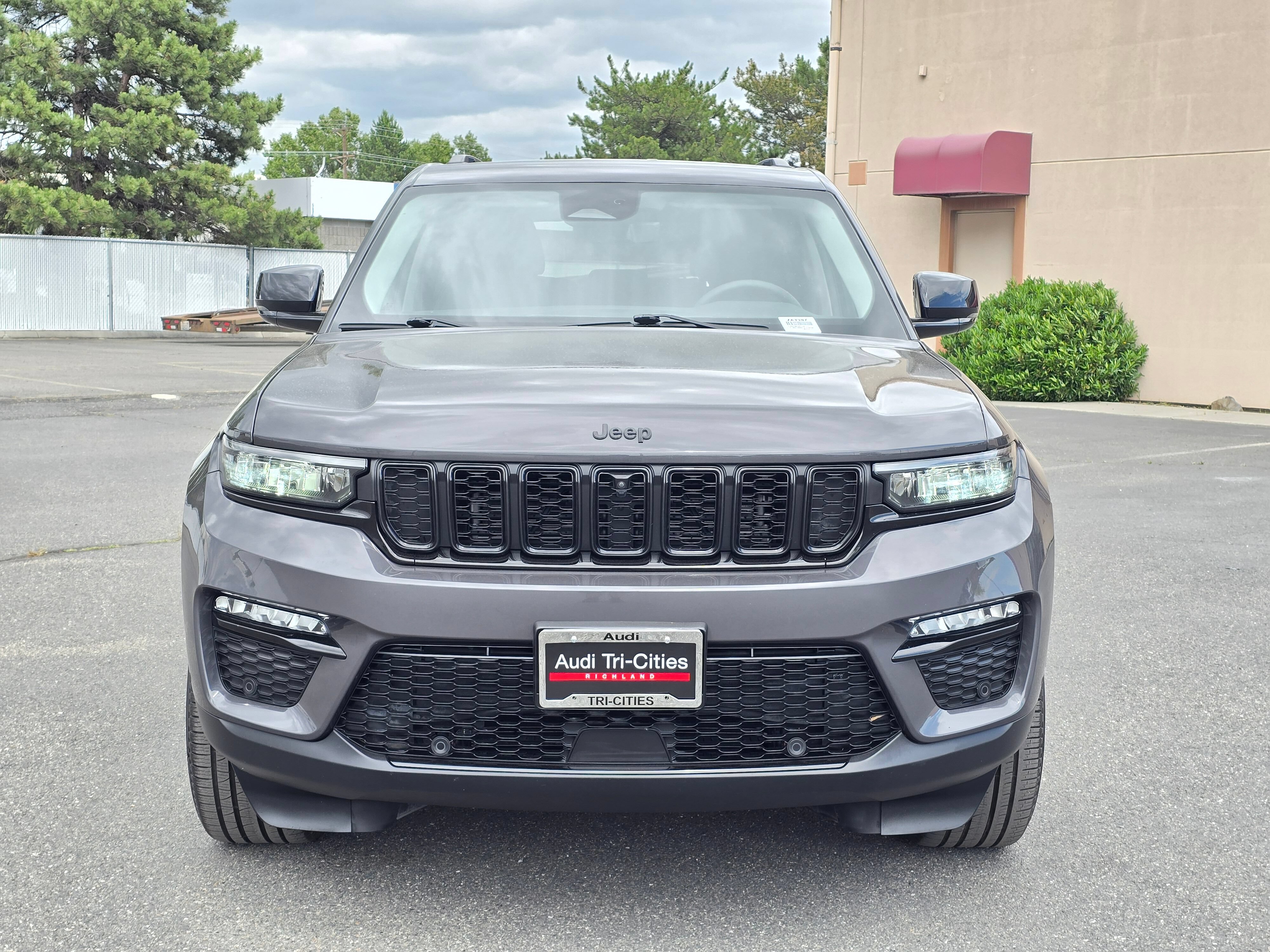 Used 2023 Jeep Grand Cherokee Limited w/ Luxury Tech Group II AWD/4WD image 37