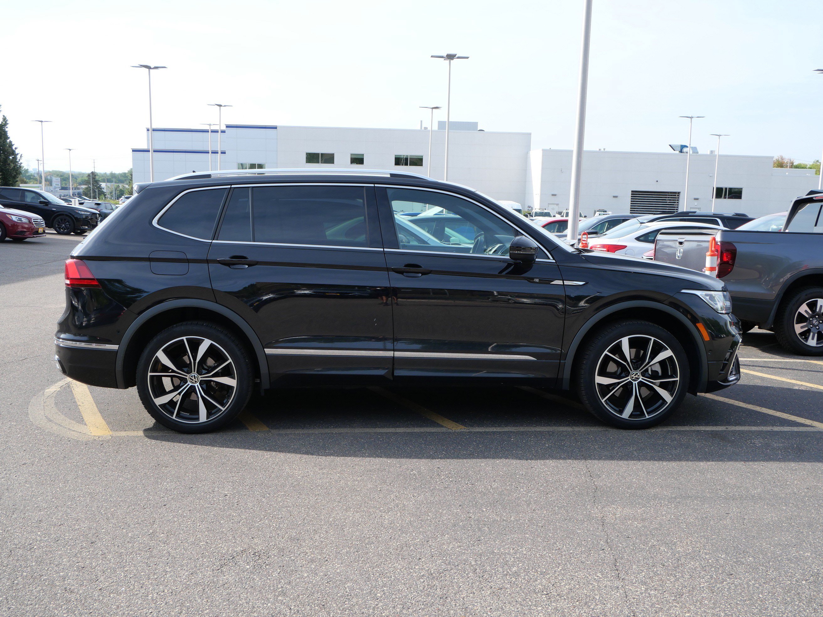 Used 2024 Volkswagen Tiguan SEL R-Line AWD/4WD image 4
