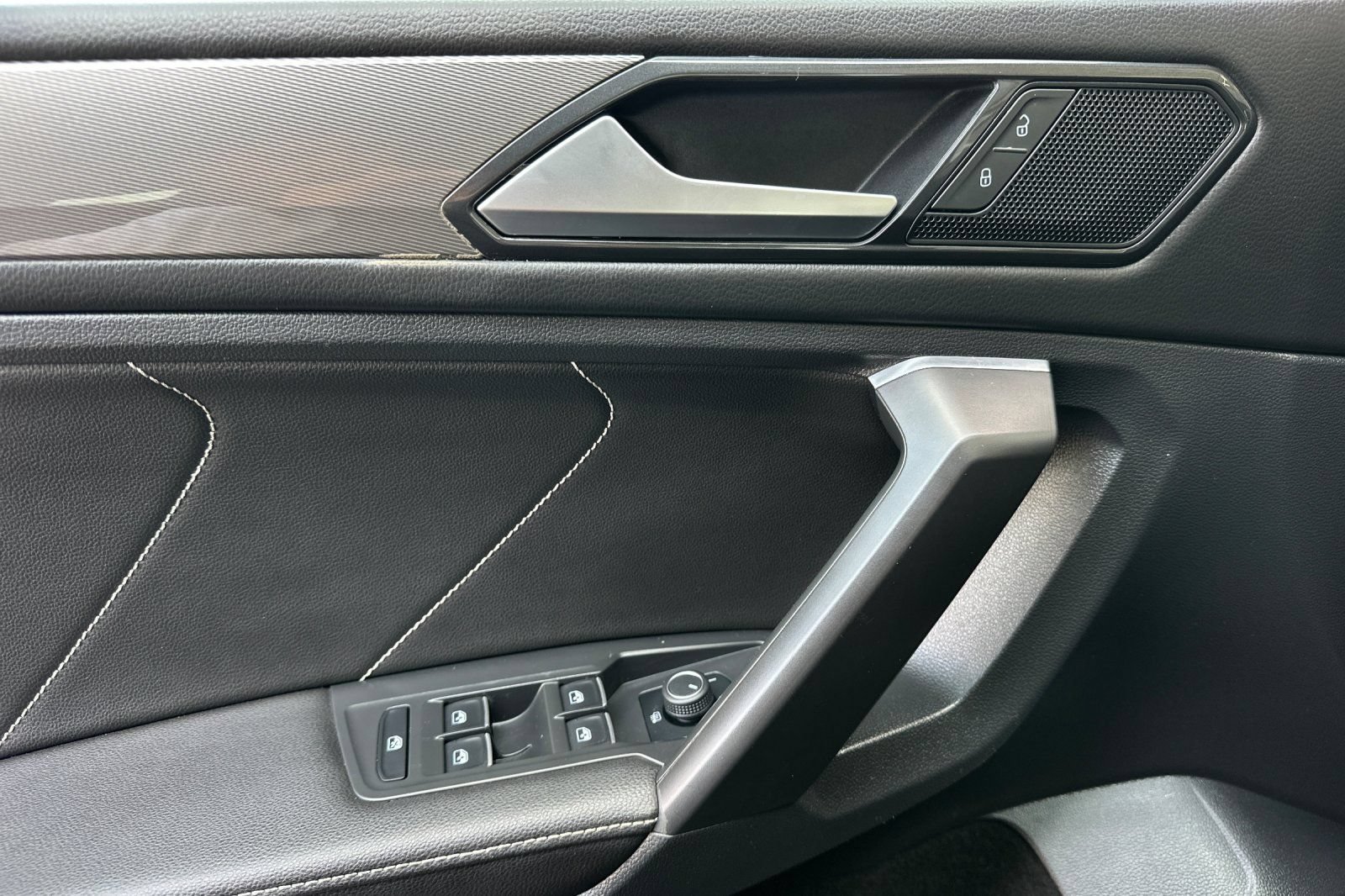 Used 2023 Volkswagen Tiguan SE w/ Panoramic Sunroof Package FWD image 11