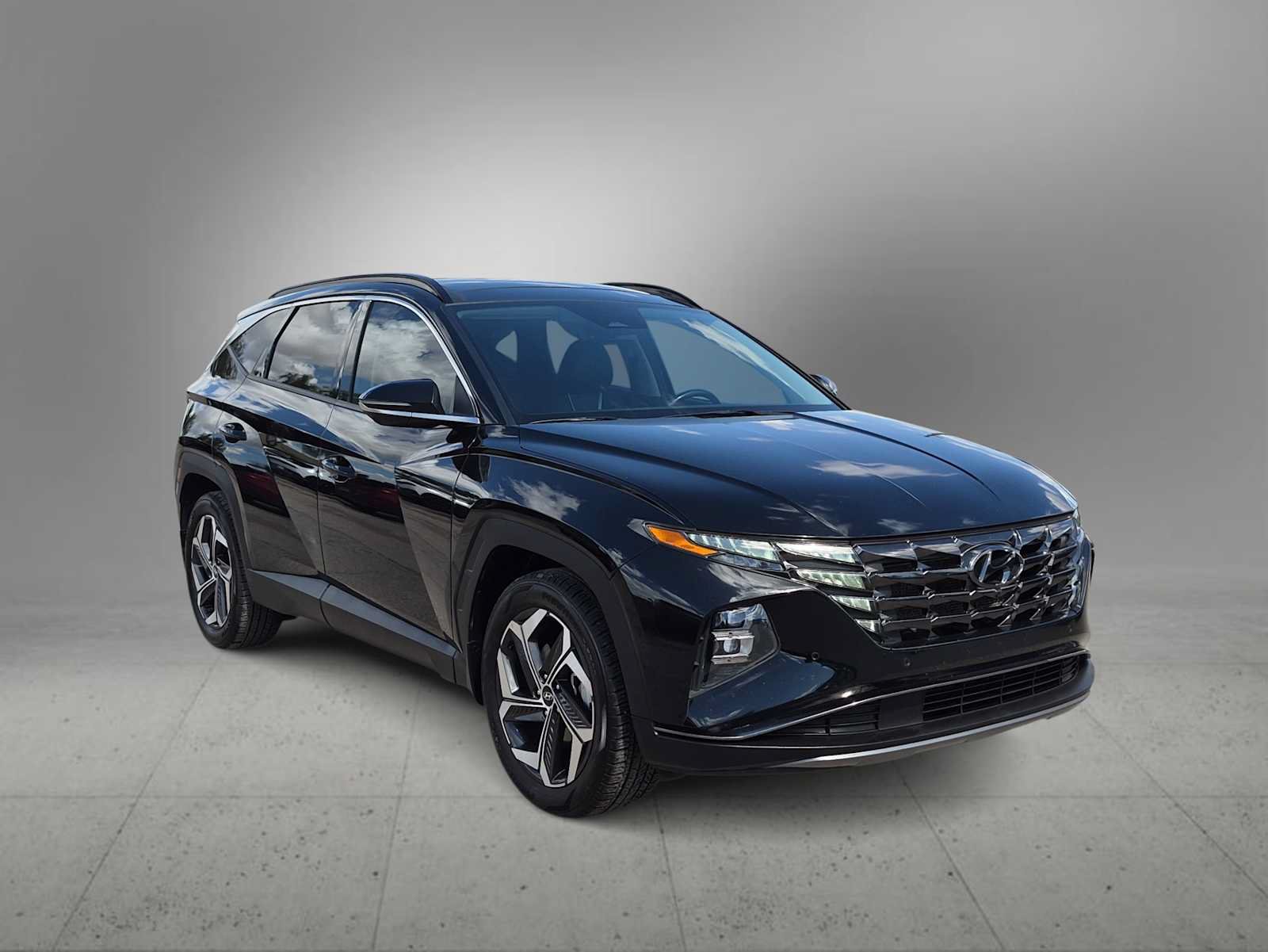 Certified 2022 Hyundai Tucson Limited w/ Cargo Package FWD image 2