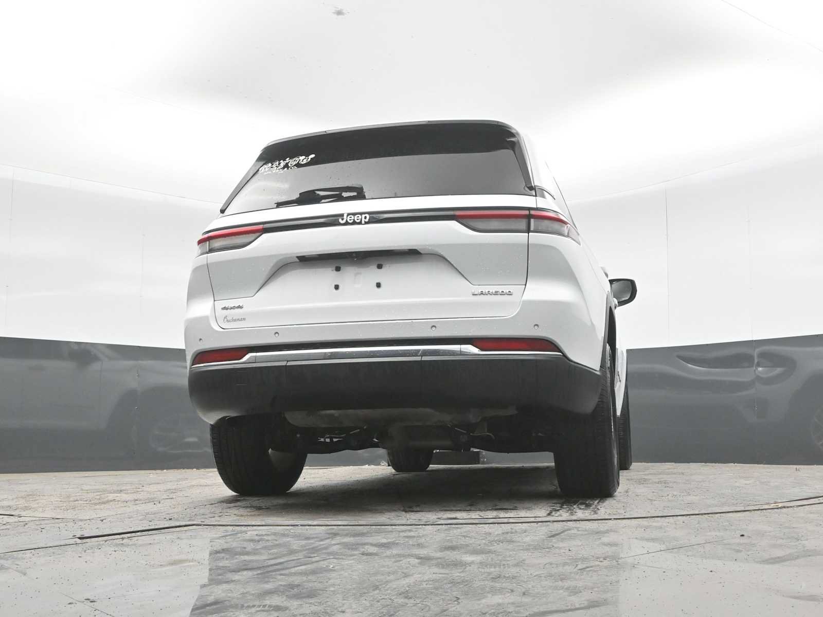 Used 2023 Jeep Grand Cherokee Laredo AWD/4WD image 31