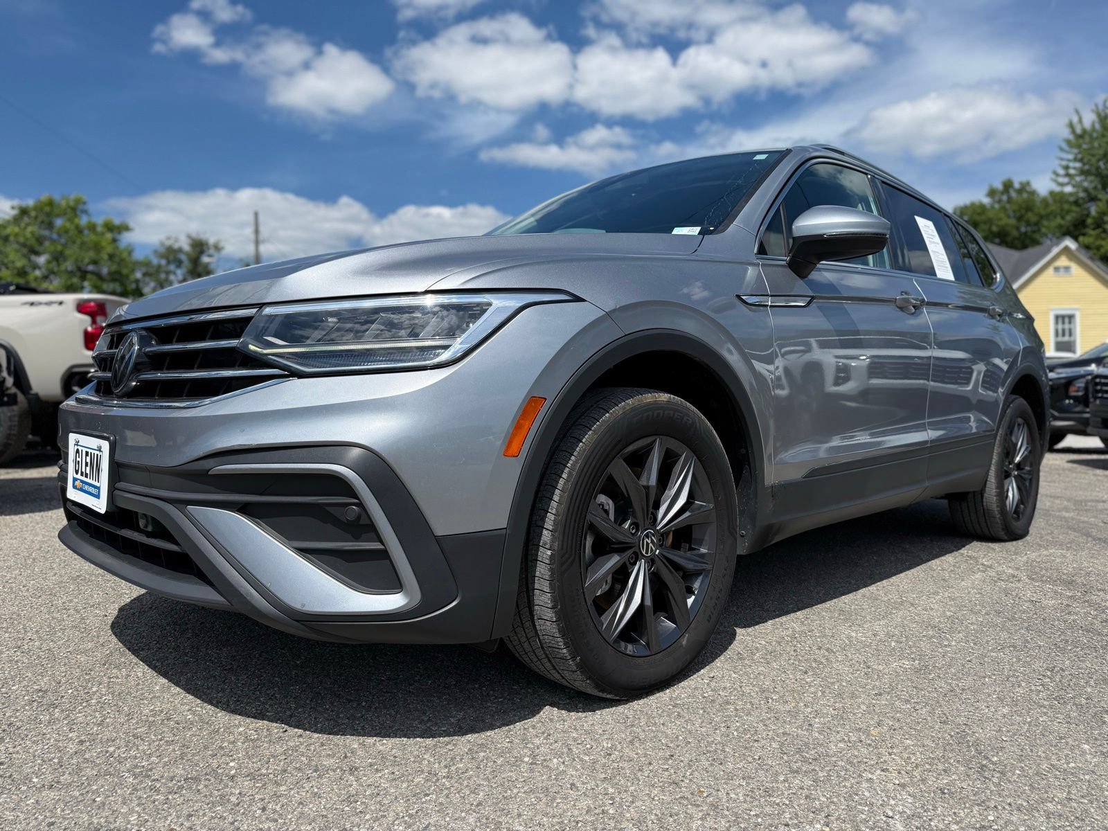 Used 2022 Volkswagen Tiguan SE AWD/4WD image 2