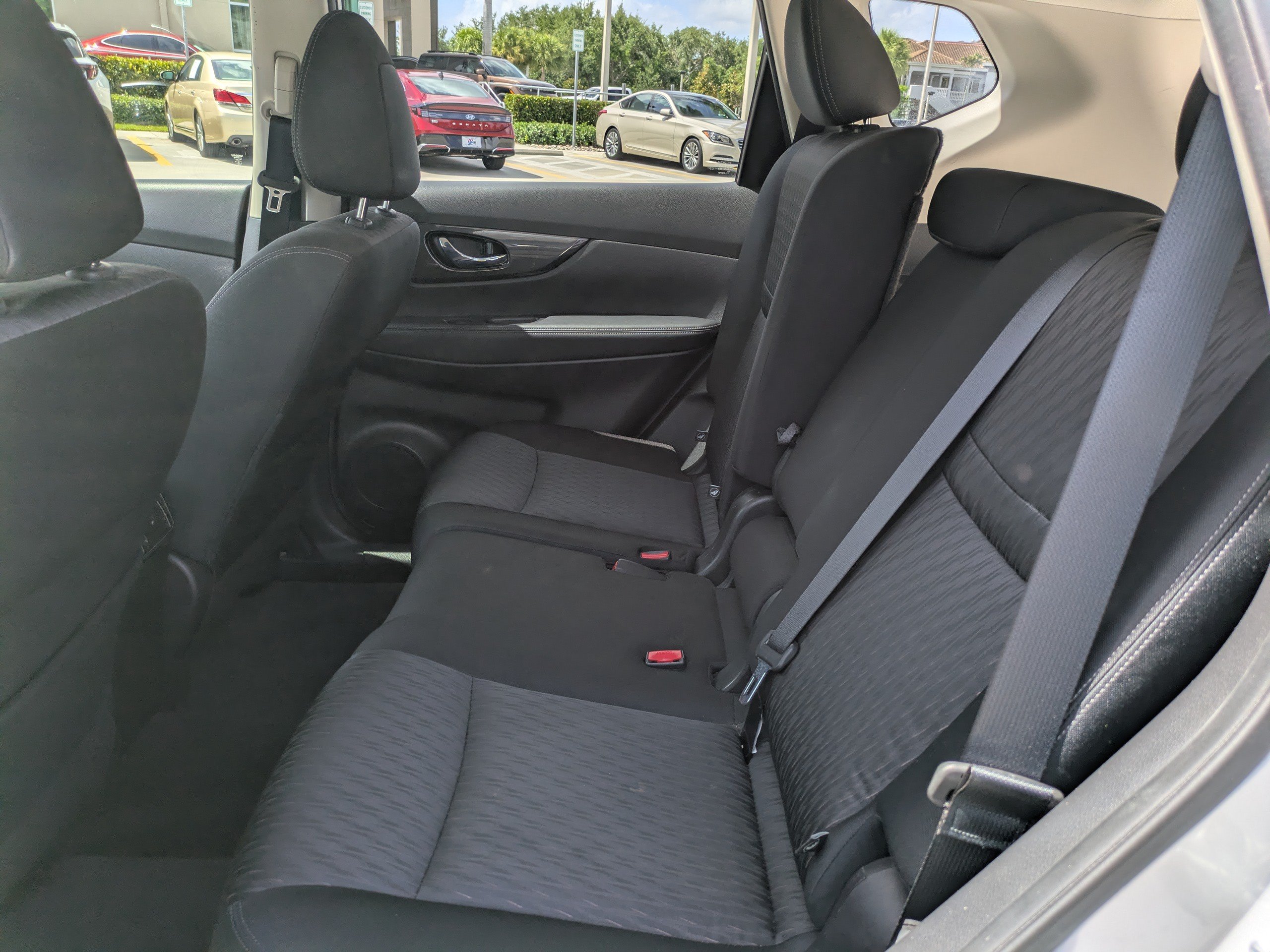 Used 2018 Nissan Rogue SV FWD image 13