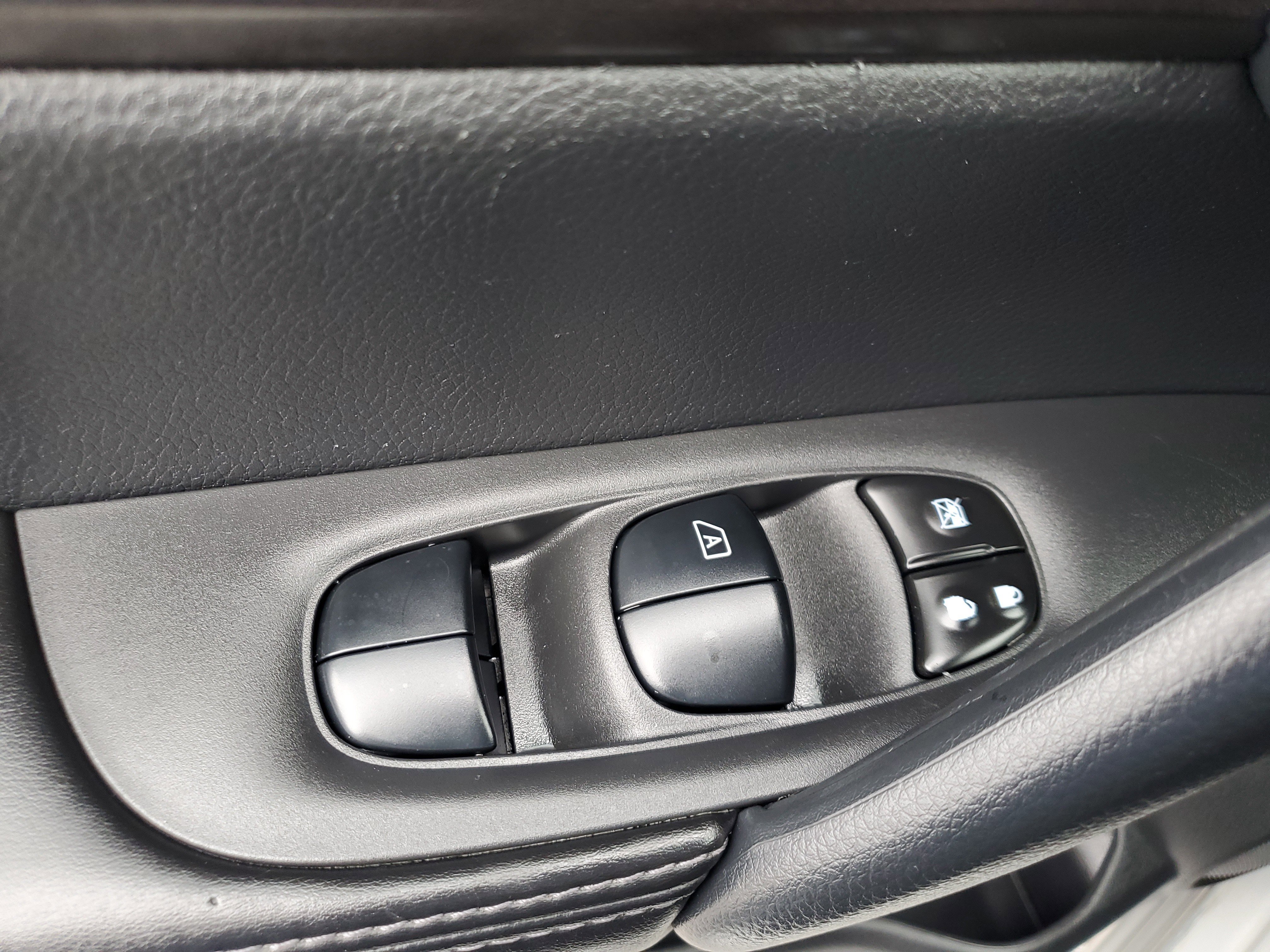 Used 2021 Nissan Rogue Sport S image 30