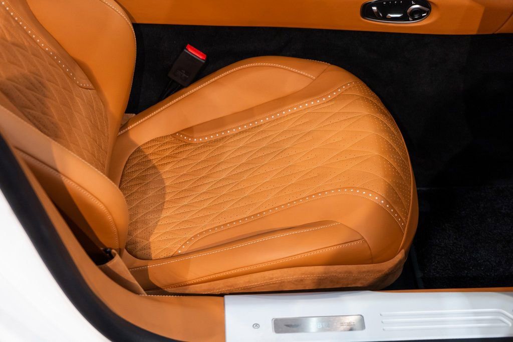Used 2024 Aston Martin DB12 Convertible image 40