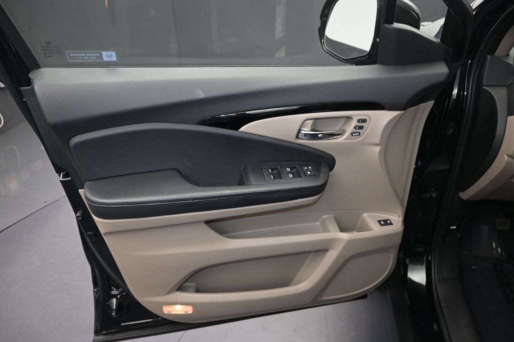 Used 2016 Honda Pilot Touring image 11