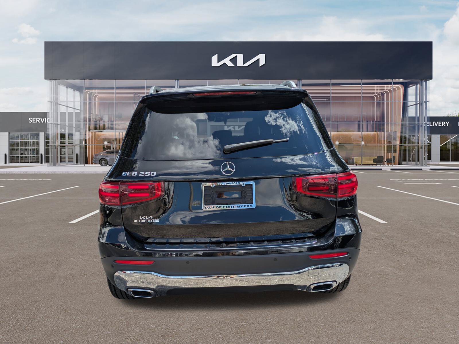 Used 2025 Mercedes-Benz GLB 250 w/ Exclusive Package image 5