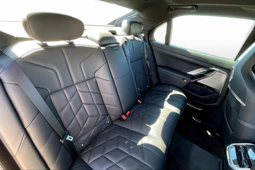 Used 2025 BMW 760i xDrive w/ Premium Package image 25