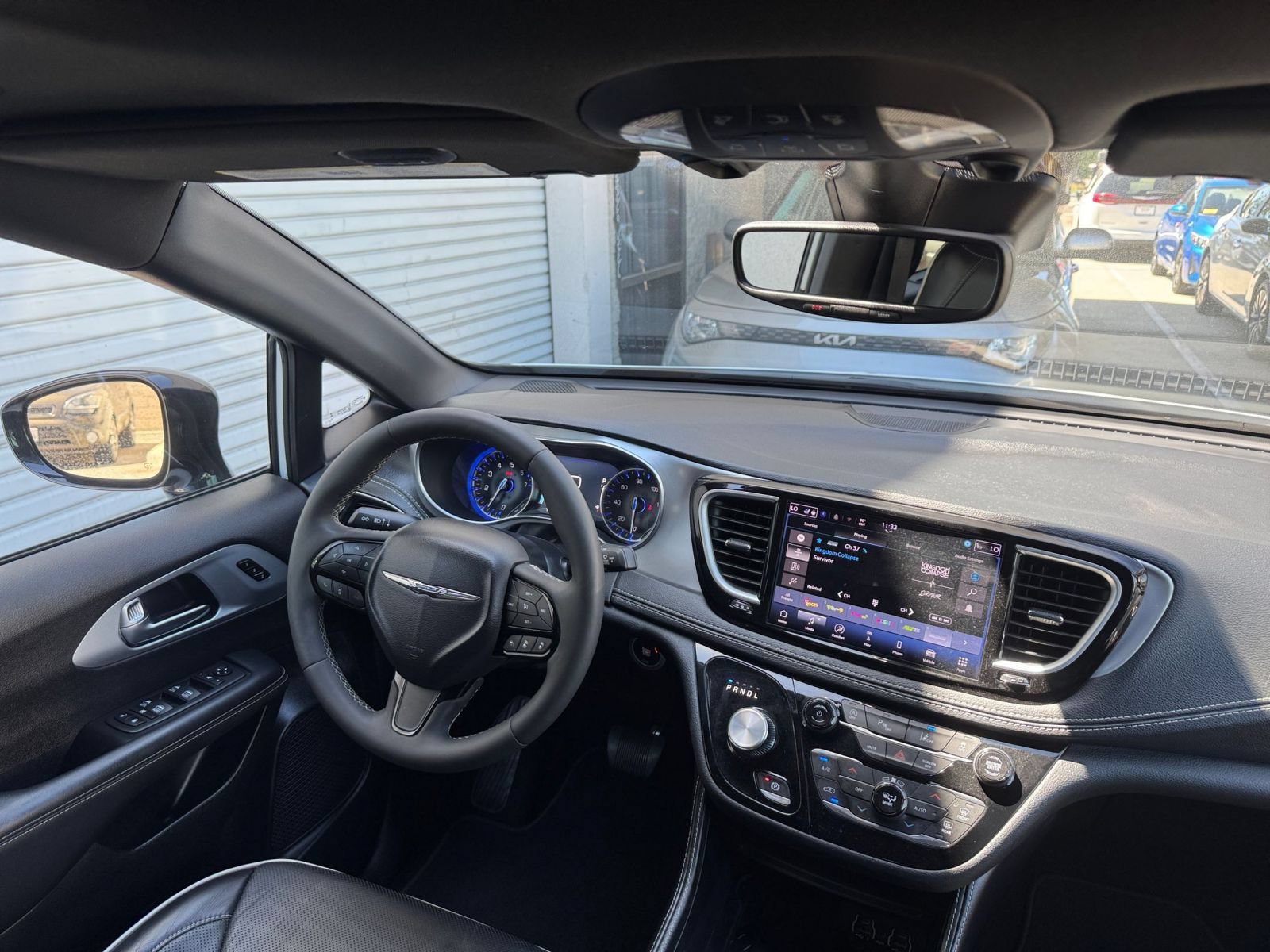 Used 2025 Chrysler Pacifica Limited FWD image 34