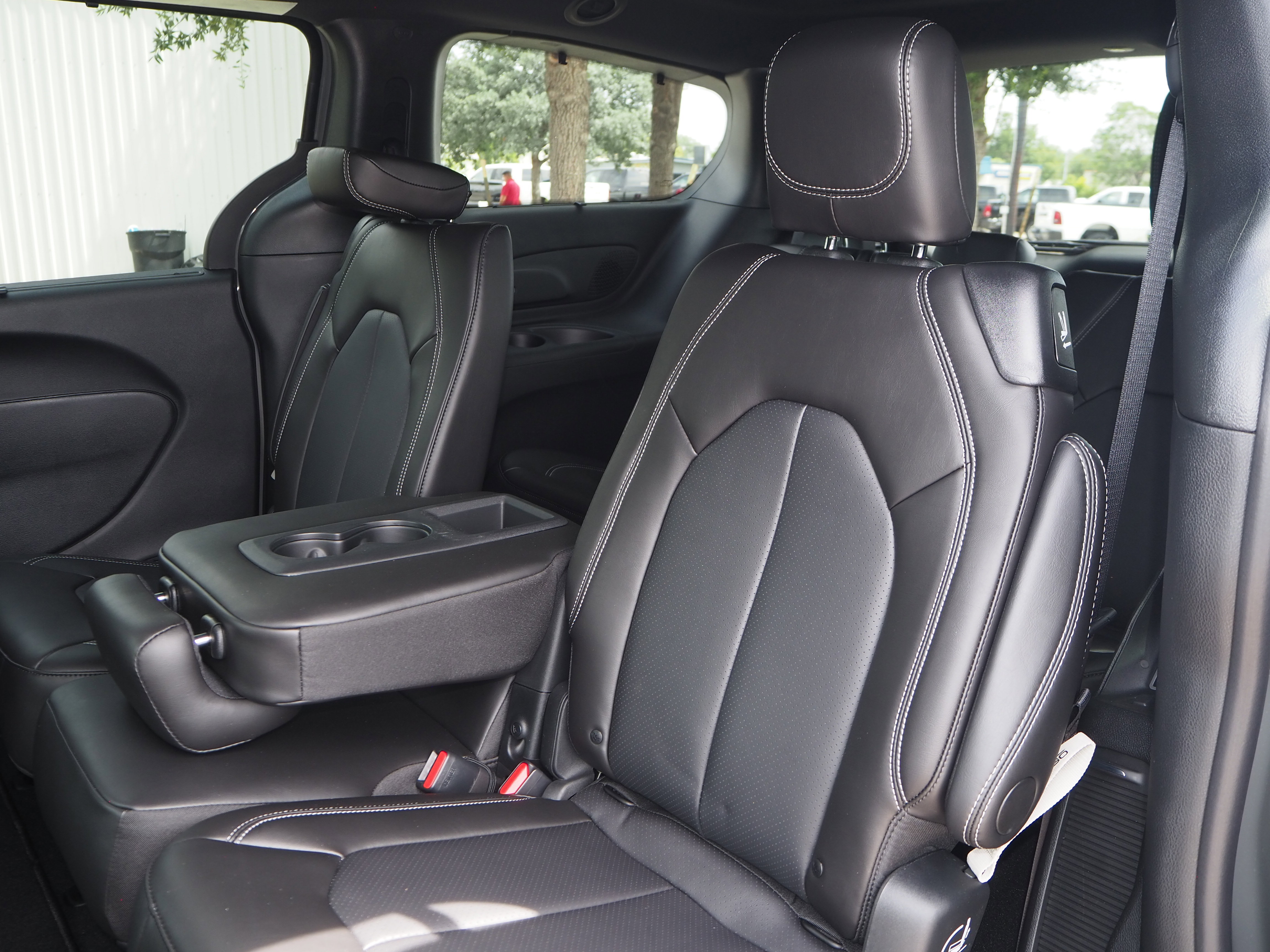 New 2025 Chrysler Pacifica Select w/ Uconnect Theater Family Group FWD image 20