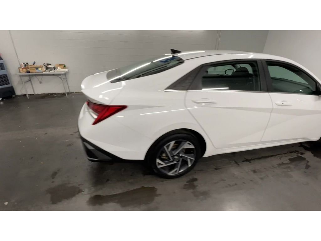 Used 2025 Hyundai Elantra SEL image 9