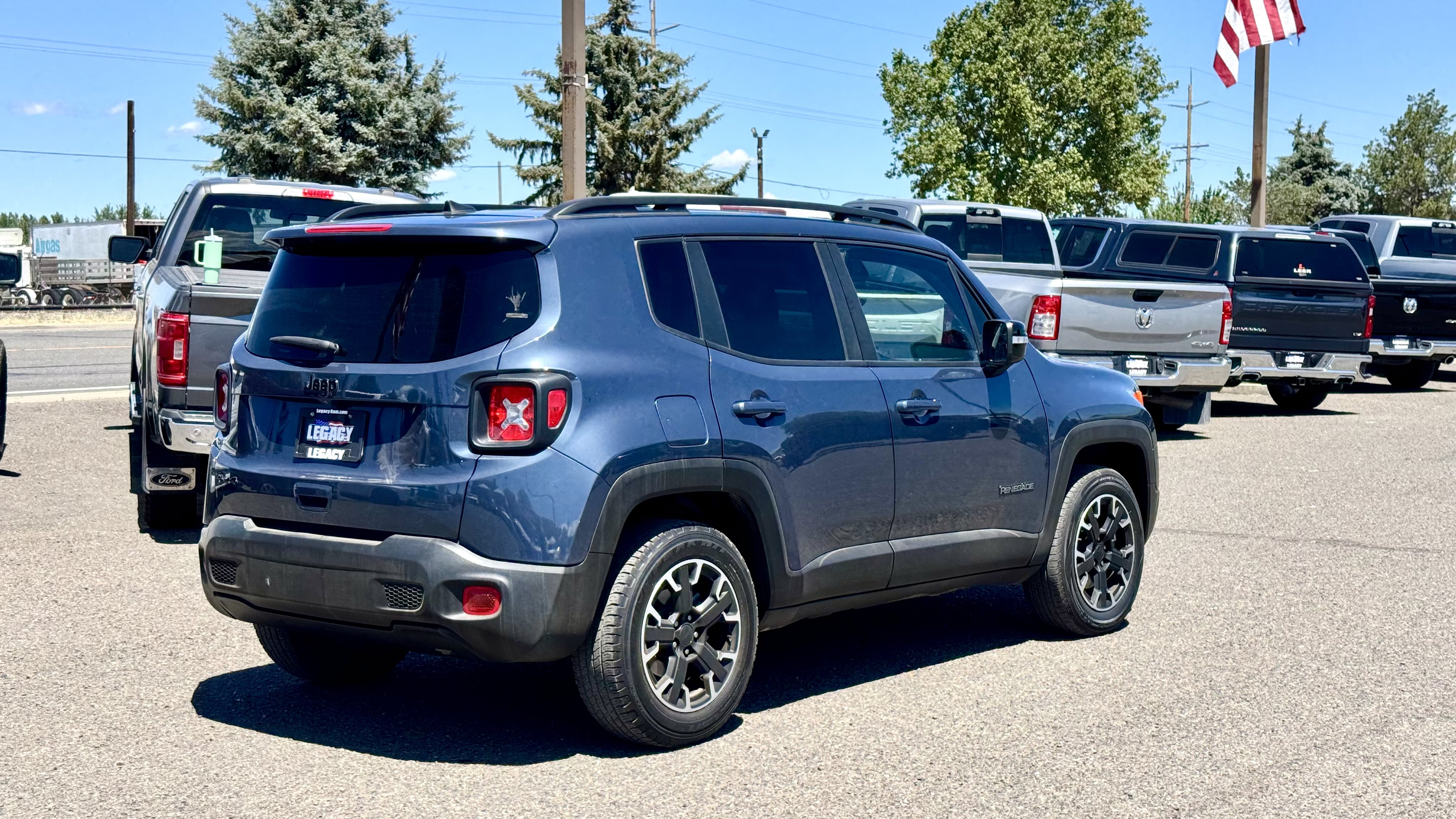 Used 2023 Jeep Renegade Latitude AWD/4WD image 7