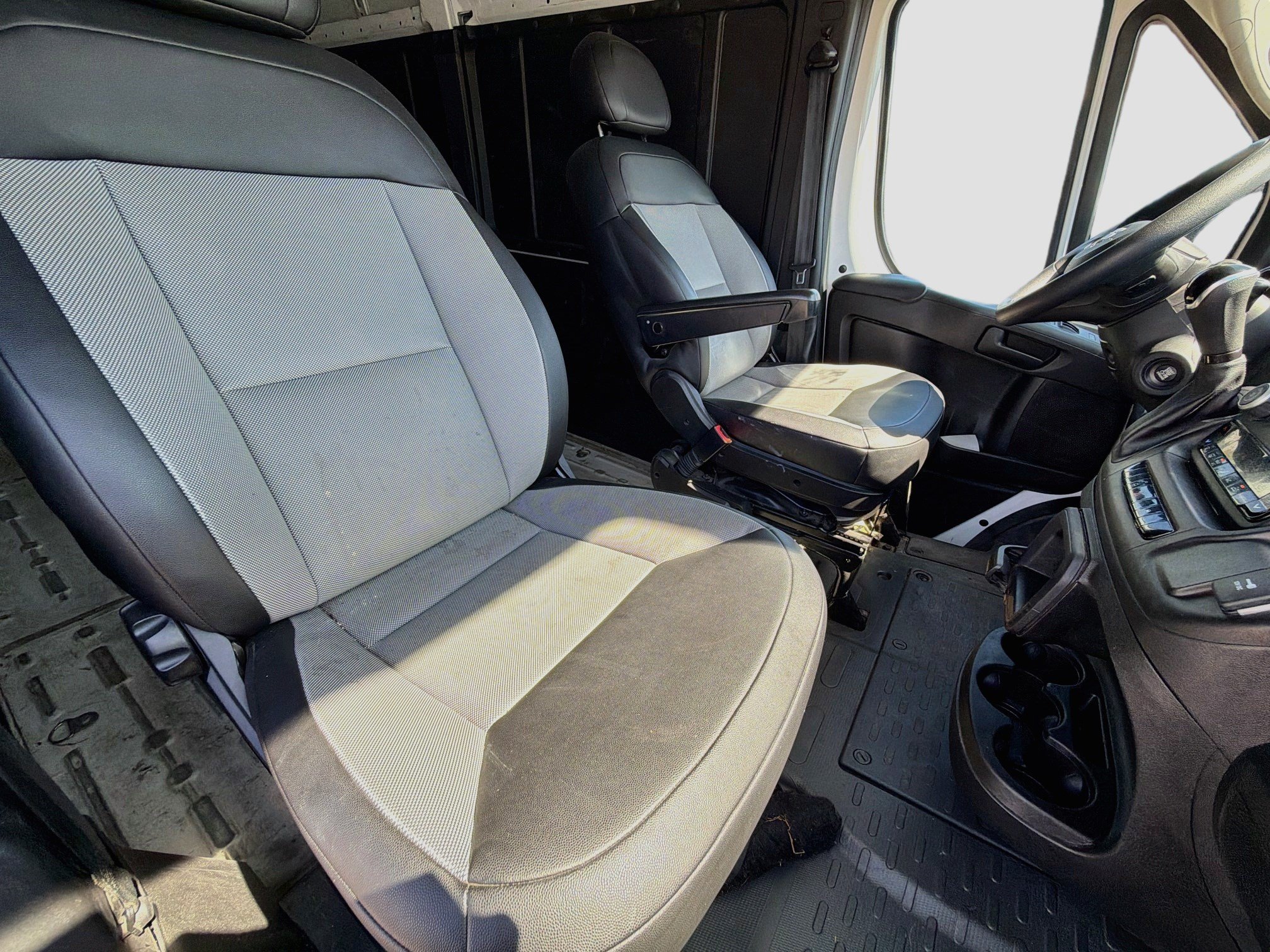 Used 2025 RAM ProMaster 2500 w/ Convenience Group FWD image 14