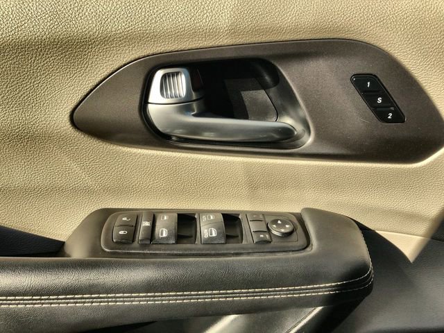 Used 2024 Chrysler Pacifica Touring-L image 13