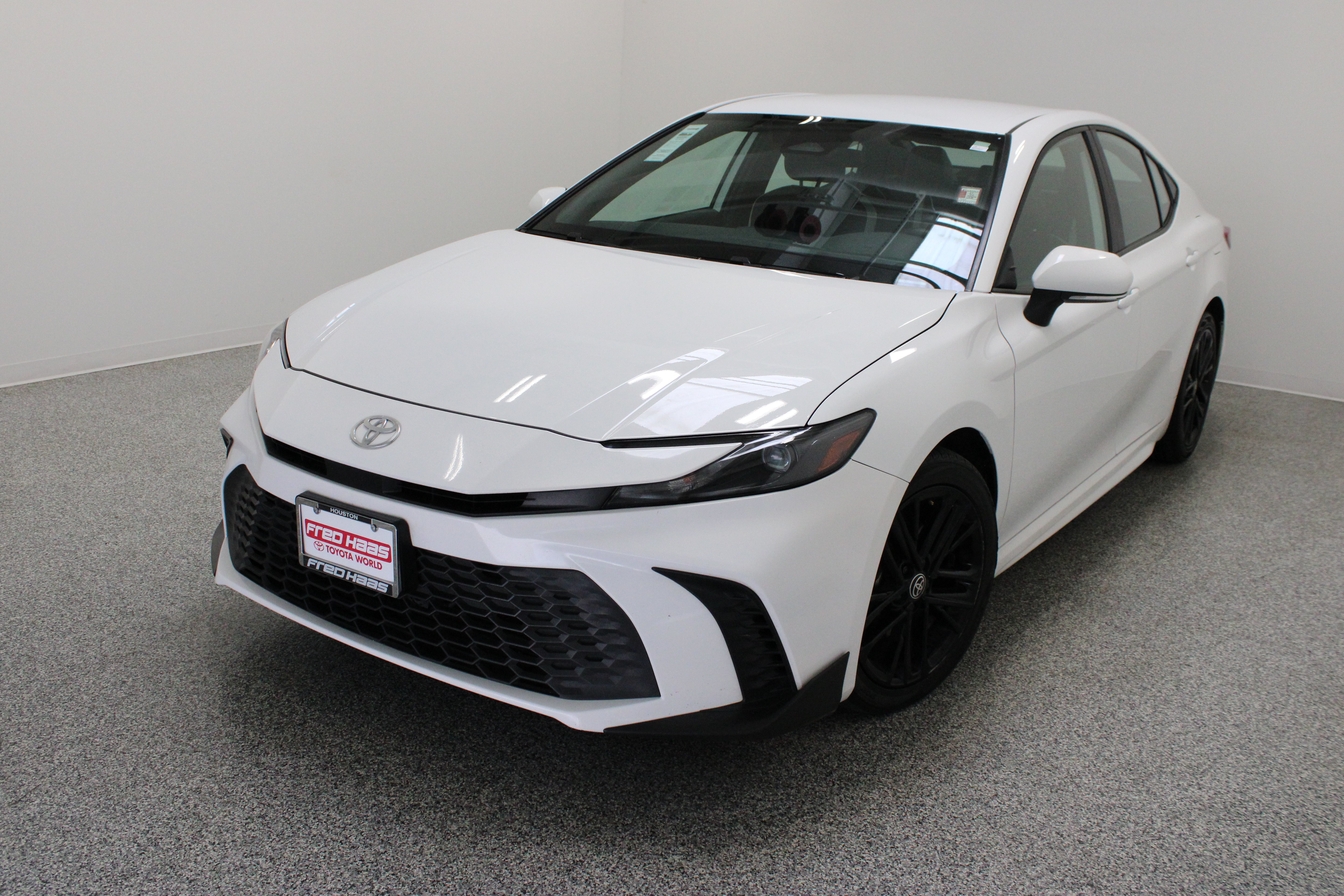 Used 2025 Toyota Camry SE FWD image 2