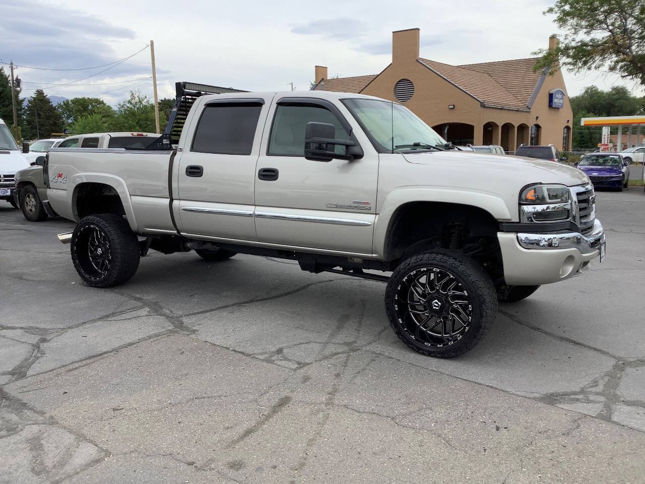 Used 2006 GMC Sierra 2500 SLE w/ Onstar Plus Package AWD/4WD image 10