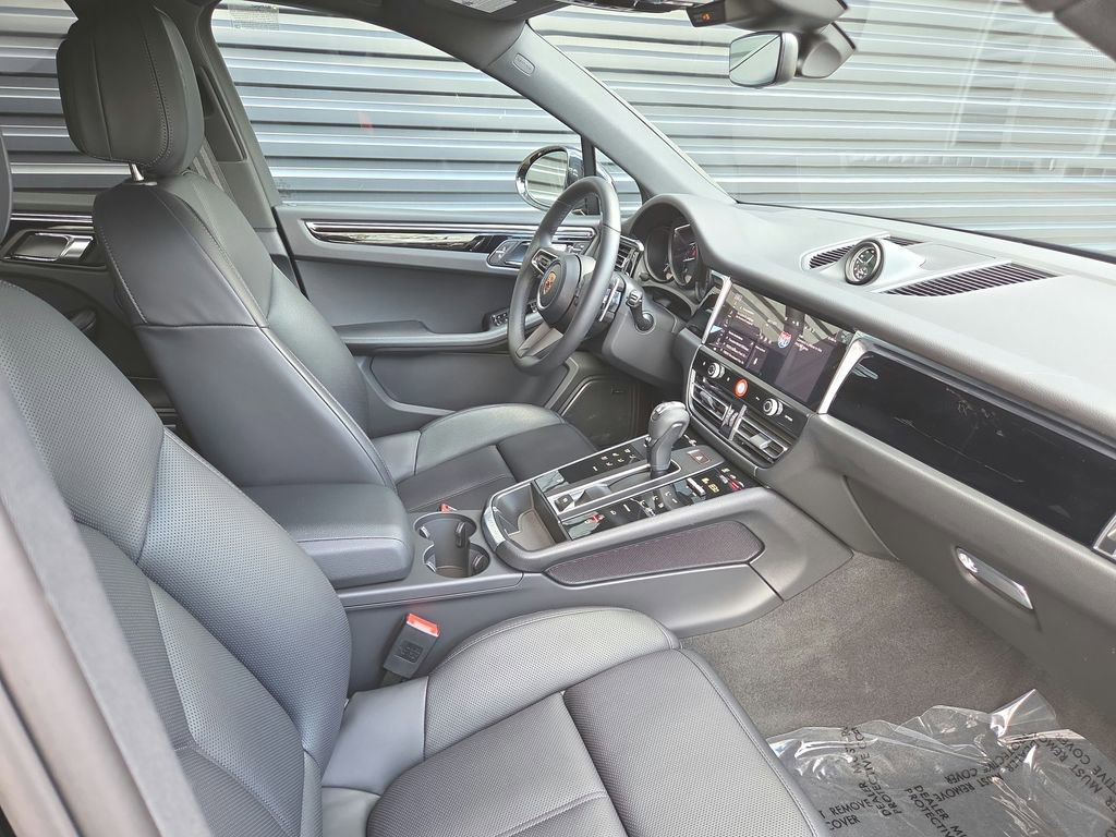 Certified 2026 Porsche Macan AWD/4WD image 18