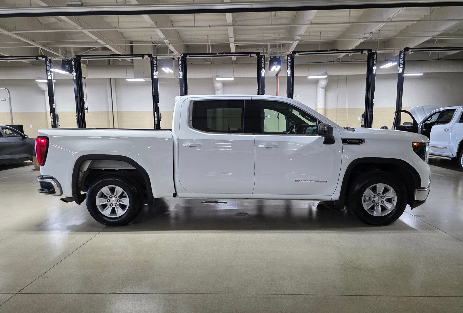 Used 2024 GMC Sierra 1500 SLE RWD image 8