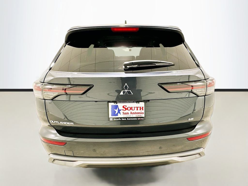 Used 2025 Mitsubishi Outlander SE image 6