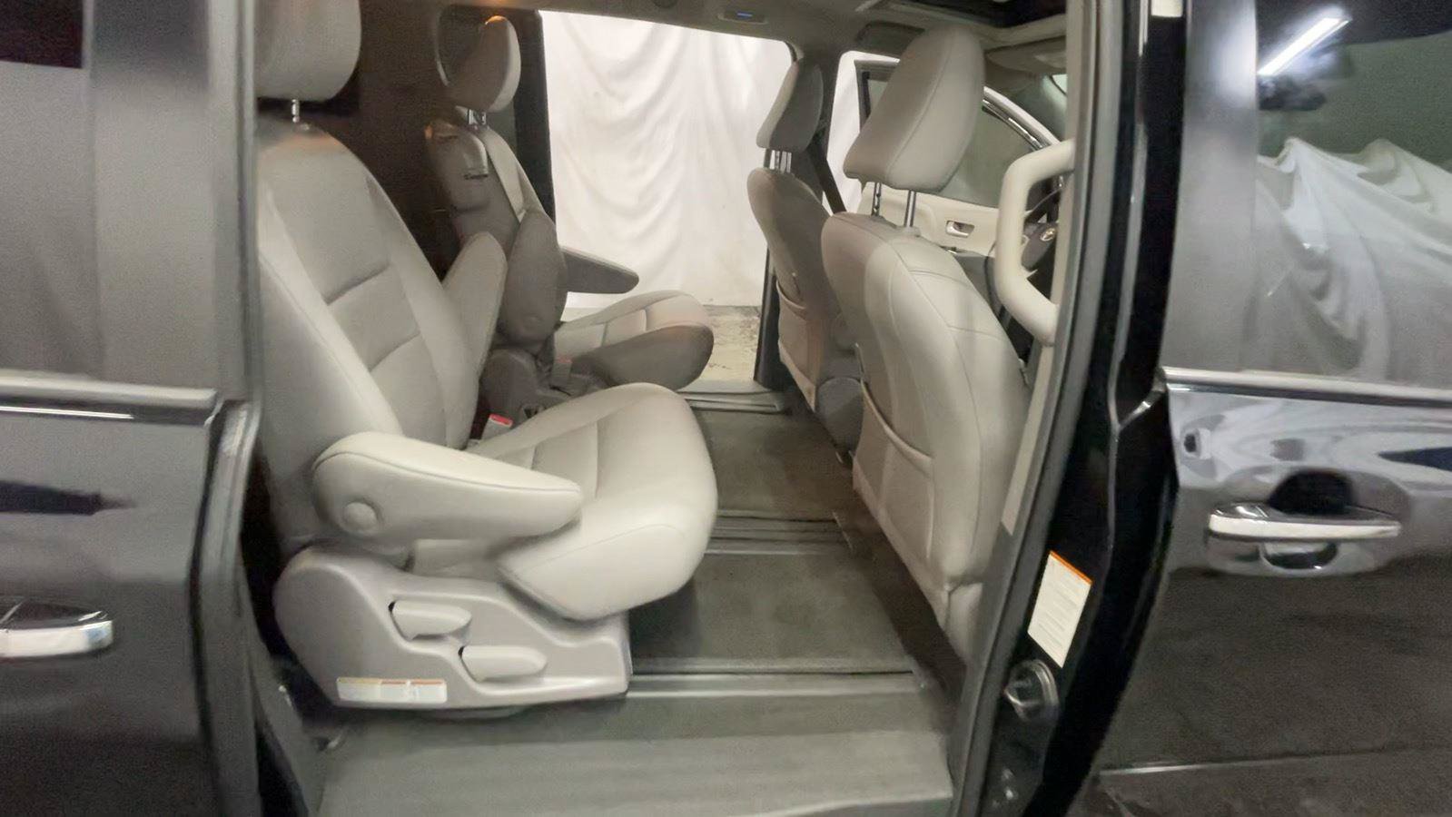 Used 2018 Toyota Sienna XLE FWD image 22