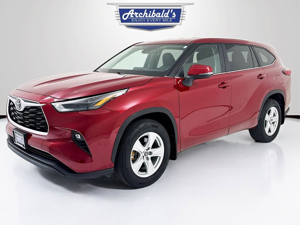 Used 2023 Toyota Highlander LE image 3