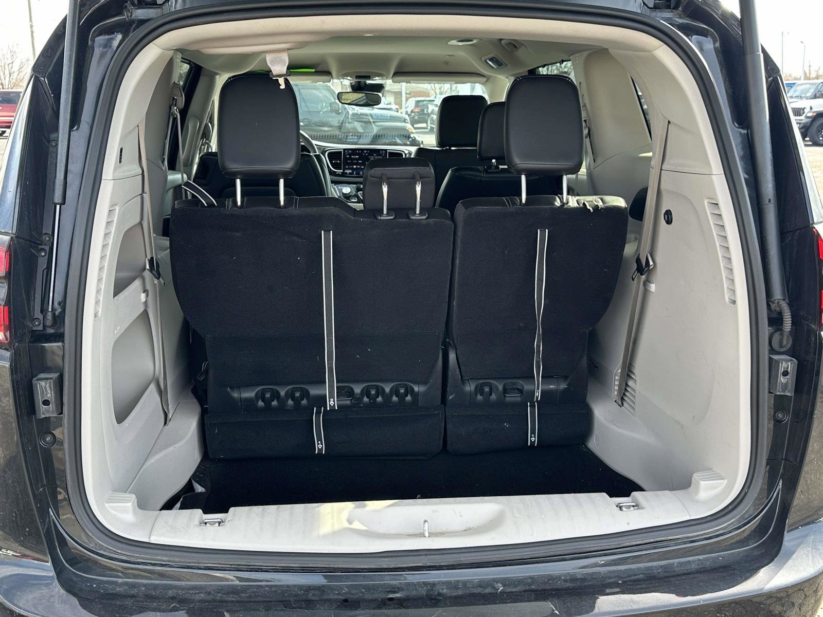 Used 2023 Chrysler Pacifica Touring-L image 10