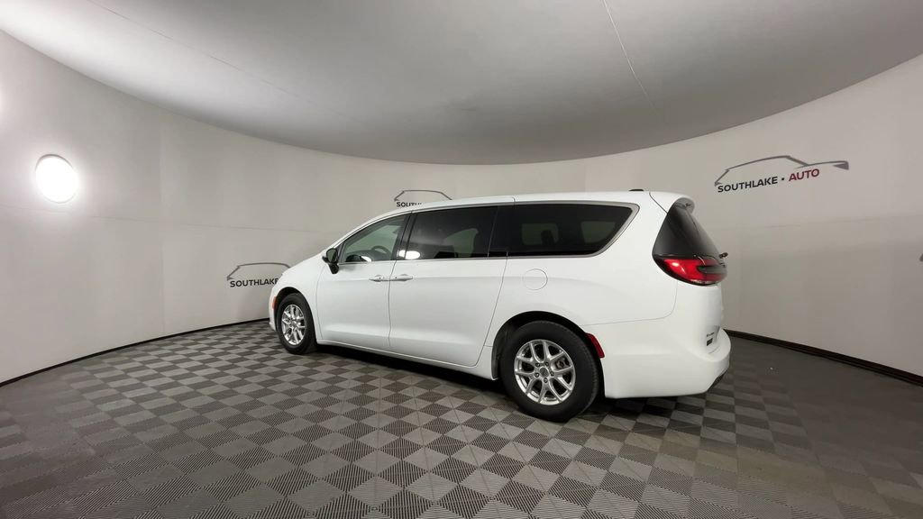 Used 2023 Chrysler Pacifica Touring-L image 6