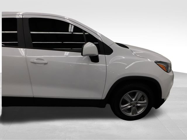 Used 2022 Chevrolet Trax LS w/ Tint and Cruise Package image 17