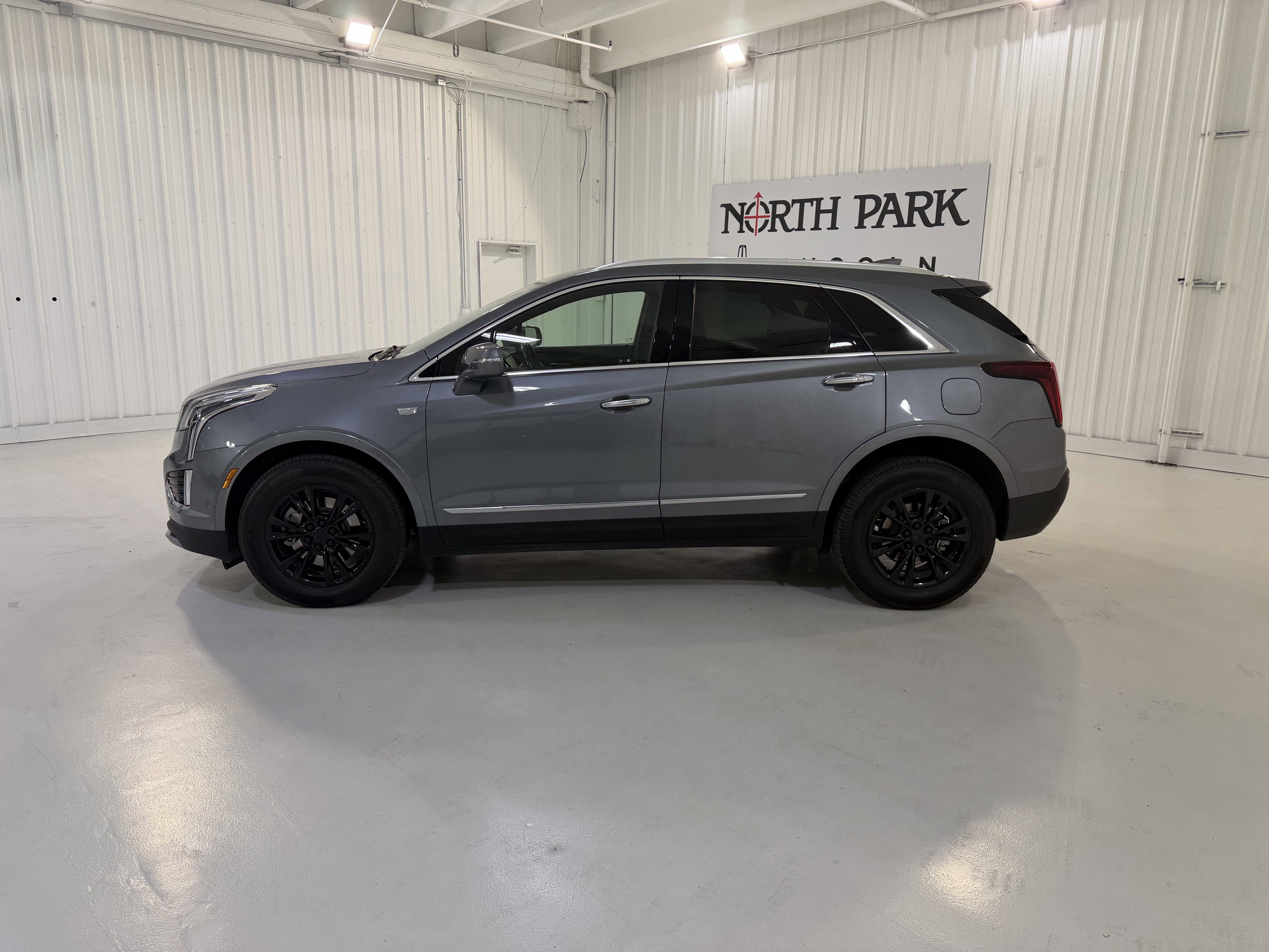 Used 2020 Cadillac XT5 Premium Luxury FWD image 2