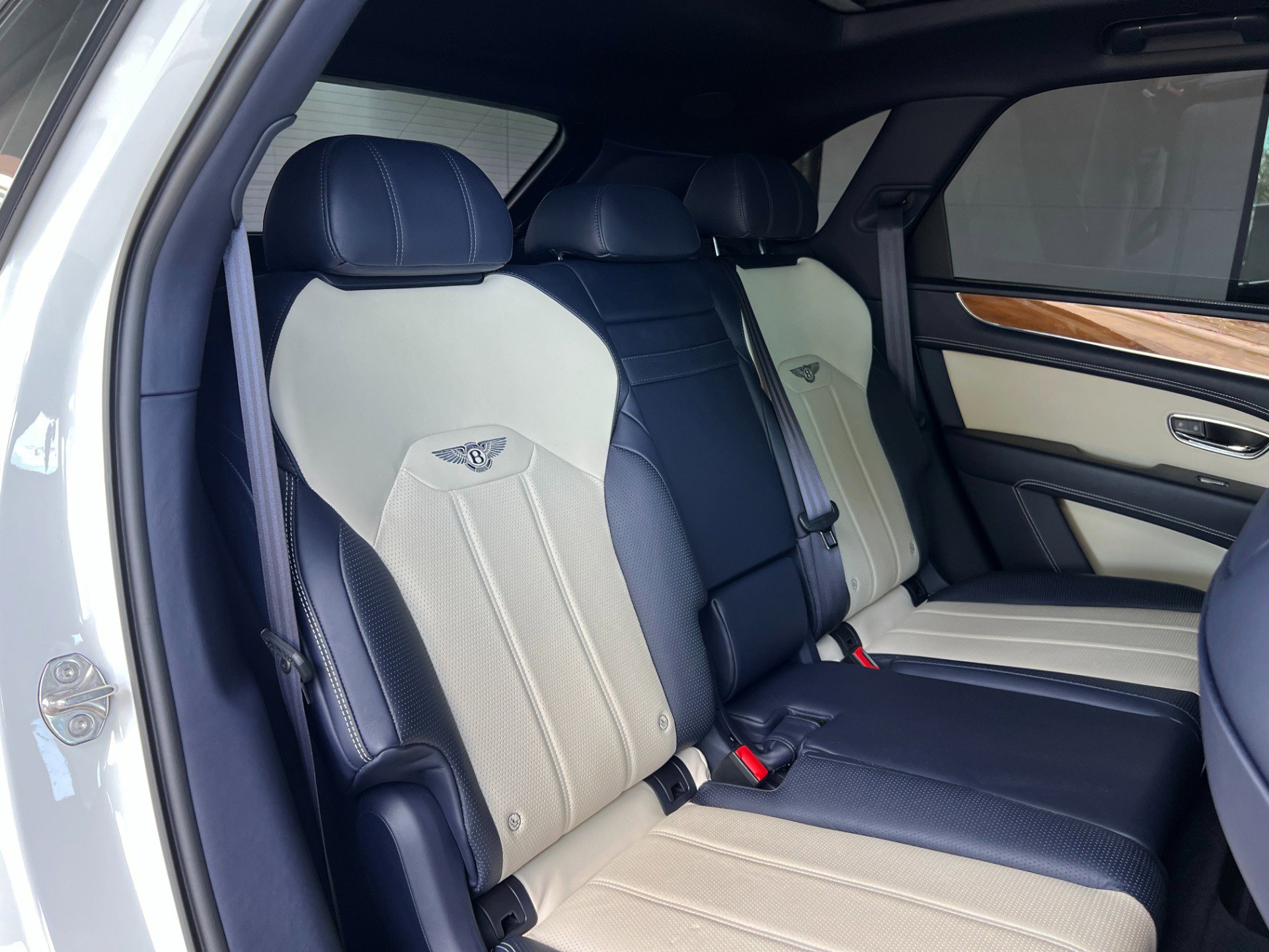 Used 2021 Bentley Bentayga image 37