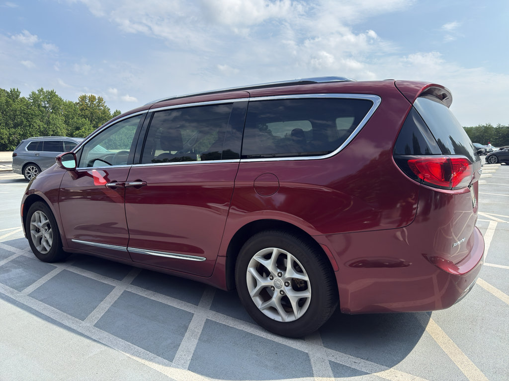 Used 2018 Chrysler Pacifica Touring-L Plus w/ Tire & Wheel Group FWD image 2