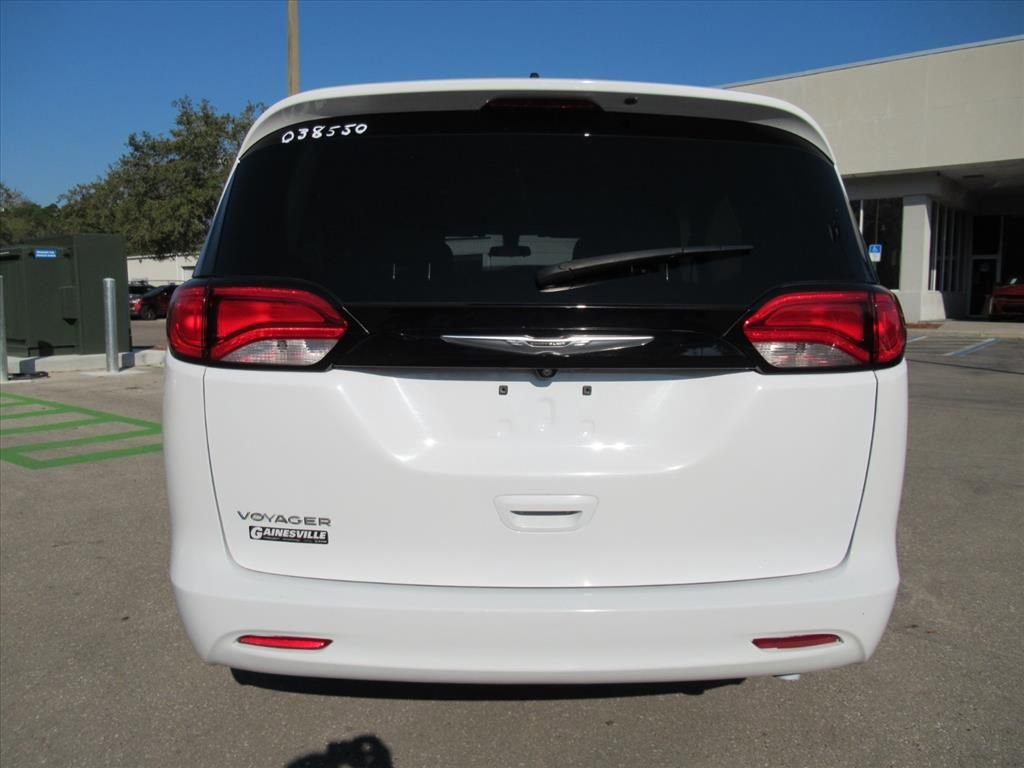 Used 2022 Chrysler Voyager LX image 6