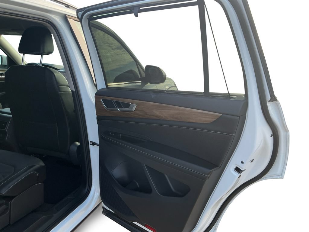 Used 2025 Volkswagen Atlas SE AWD/4WD image 19