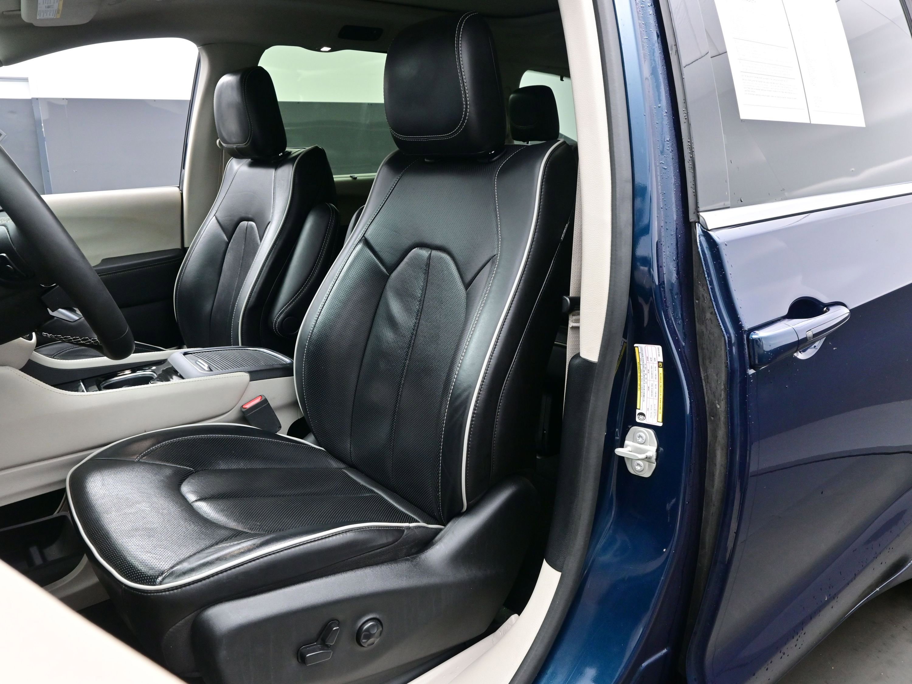 Used 2024 Chrysler Pacifica Limited image 10